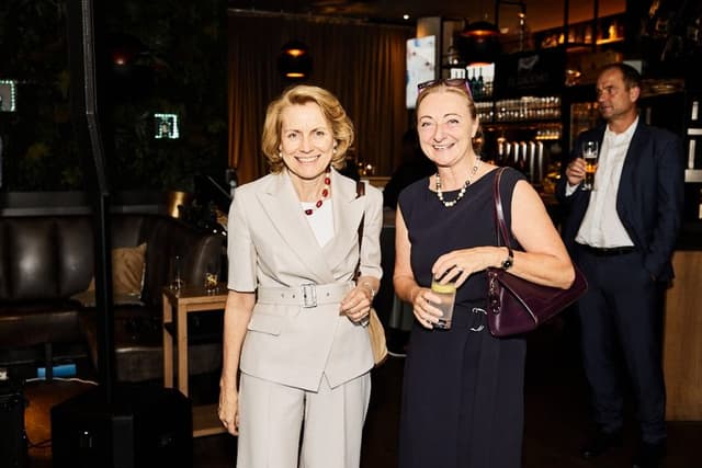 Ulrike Klemm-Pöttinger (OePR) und Beraterin Barbara Kolm genossen den Abend