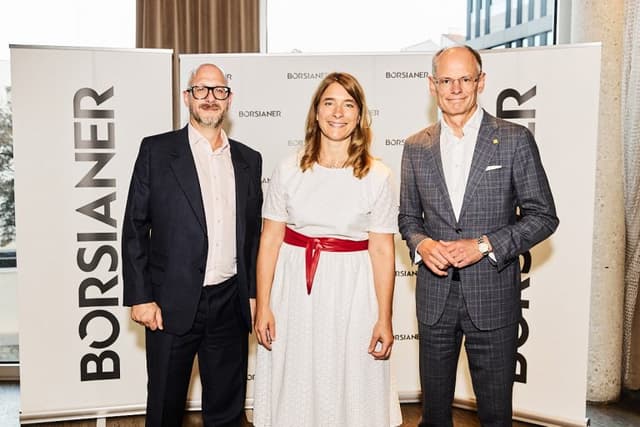 Sebastian Firlinger (Kommunalkredit Austria AG) musste vergangene Woche interimistisch die Agenden des CEO übernehmen, dafür war er sehr entspannt und lächelt hier mit Ingrid Krawarik (Börsianer) und Walter Oblin (Österreichische Post AG), der mit Oktober offiziell Post-CEO wird, um die Wette.