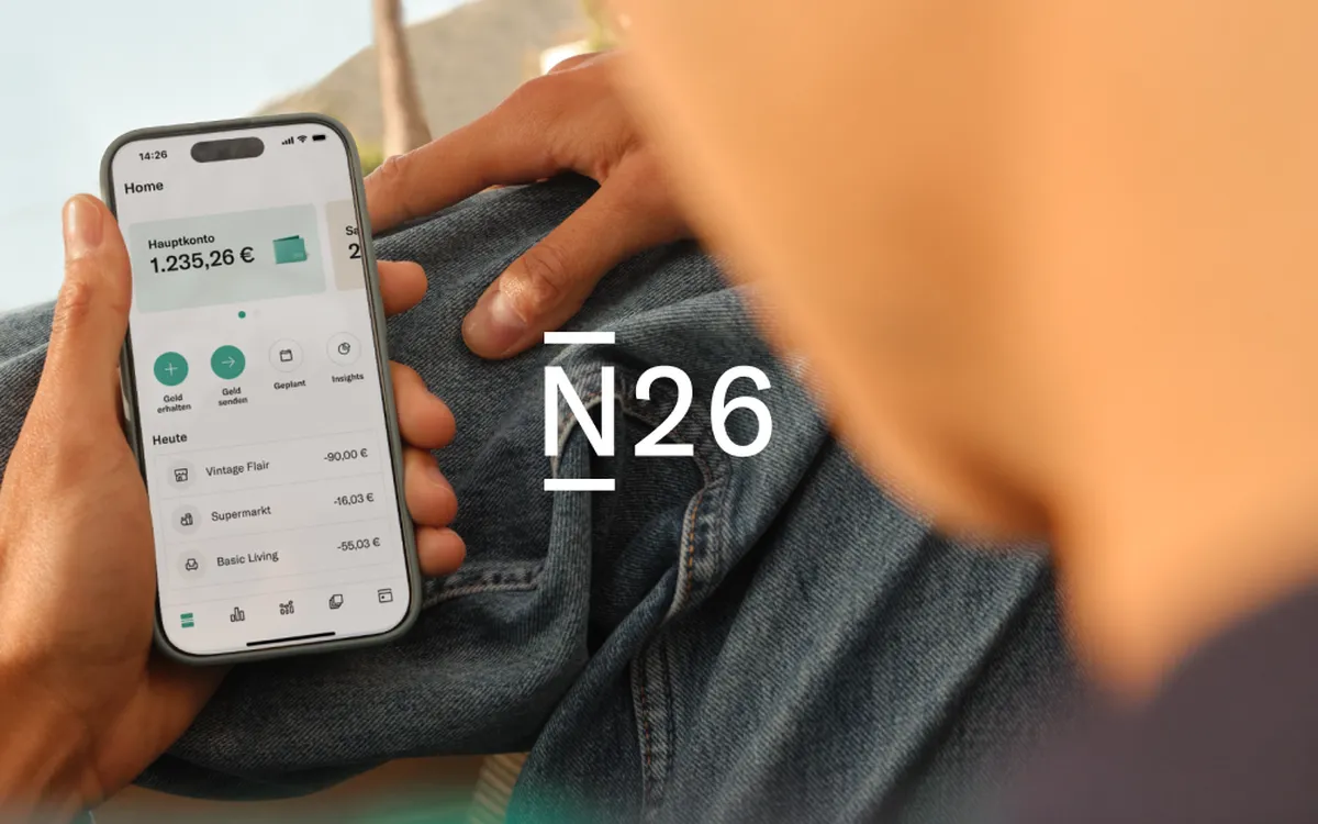 Mann hält Handy mit App am Bildschirm