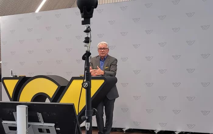 Pölzl auf einer Pressekonferenz