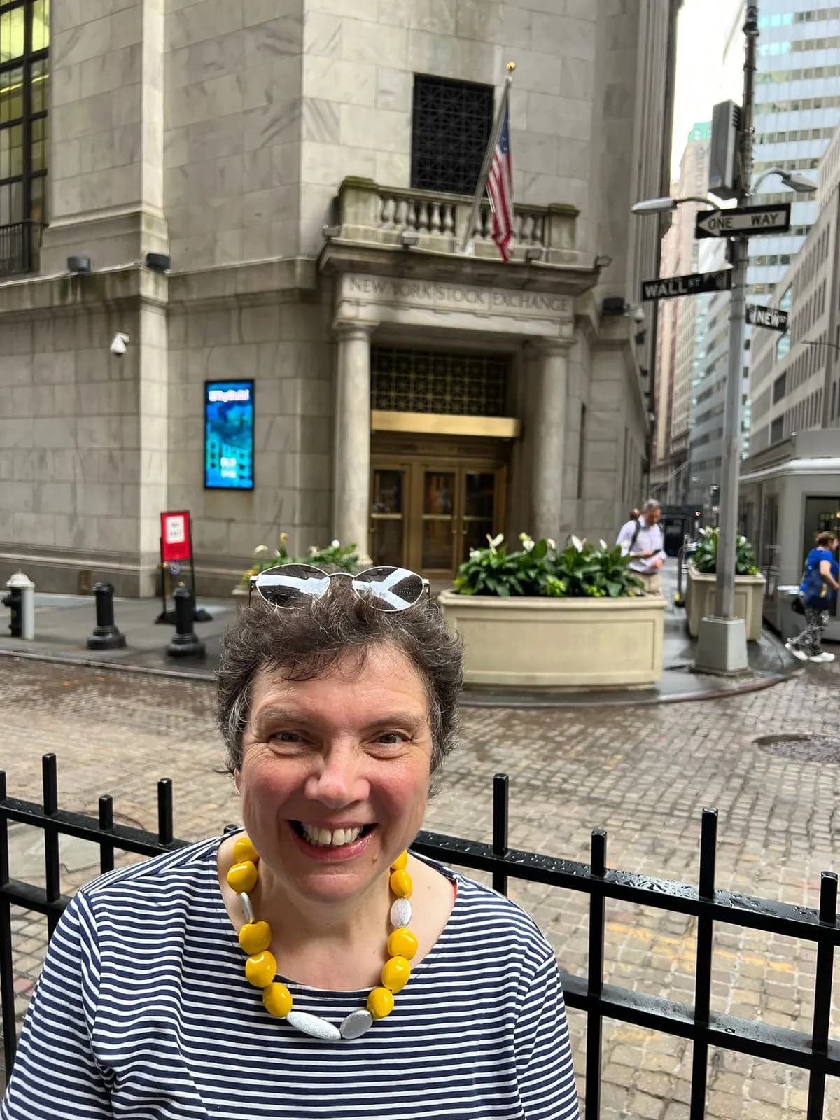 Monika Rosen vor der NYSE.