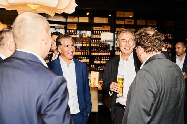 Michael Schmidt (3SI Immobilien) und Fritz Mostböck (Erste Group Bank AG) erfrischten sich mit einem Bier. Auch hier gibts fröhliche Mimik.