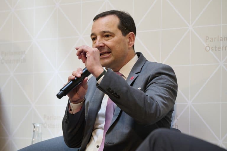 Gerald Loacker (Neos) ist der einzige seiner Partei, der sich um das Thema Vorsorge und Pensionen kümmert. Da er bald nicht mehr da sein wird, gibt es von den Neos keinen mehr, den das Thema Altersvorsorge interessiert. Das ist übel.