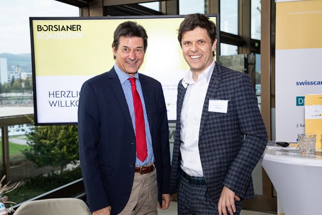 Mittendrinn ist der Börsianer Chefökonom Peter Brezinschek (l.) mit Moderator Daniel Nutz.
