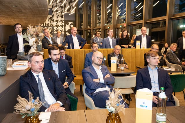 Das Publikum lauscht gespannt.