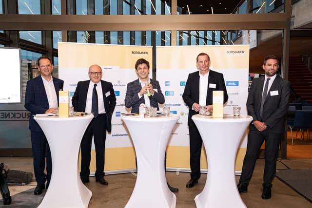 Die Speaker der Marktdiskussion mit Daniel Nutz als Moderator.