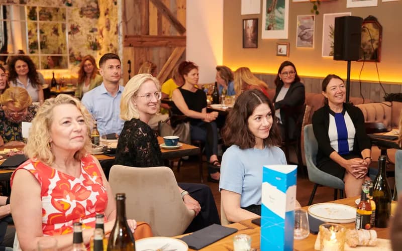 Das Börsianer Salon Publikum lauscht interessiert dem Experten.