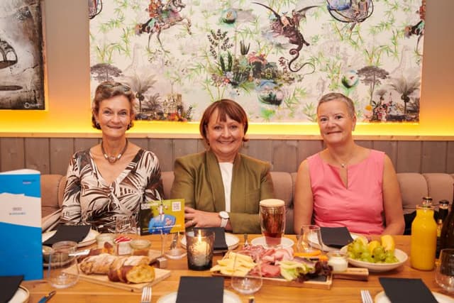 Beatrice Schobesberger, Herta Stockbauer (BKS Bank AG) und Angelika Sommer-Hemetsberger (OeKB): ein frisches sommerliches Trio.