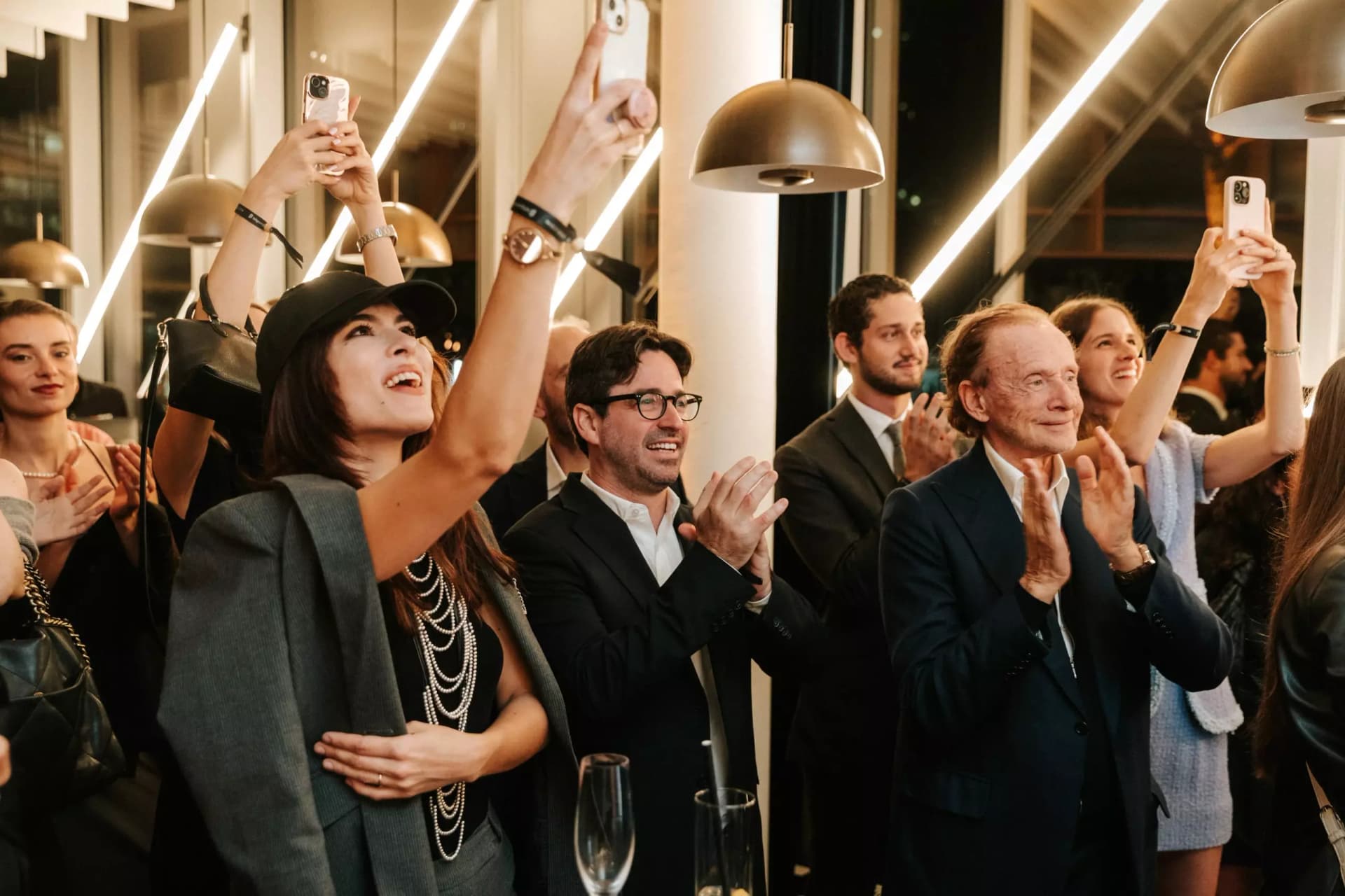 Gäste des Steelcoin ring the bell Events filmen mit ihren Smartphones