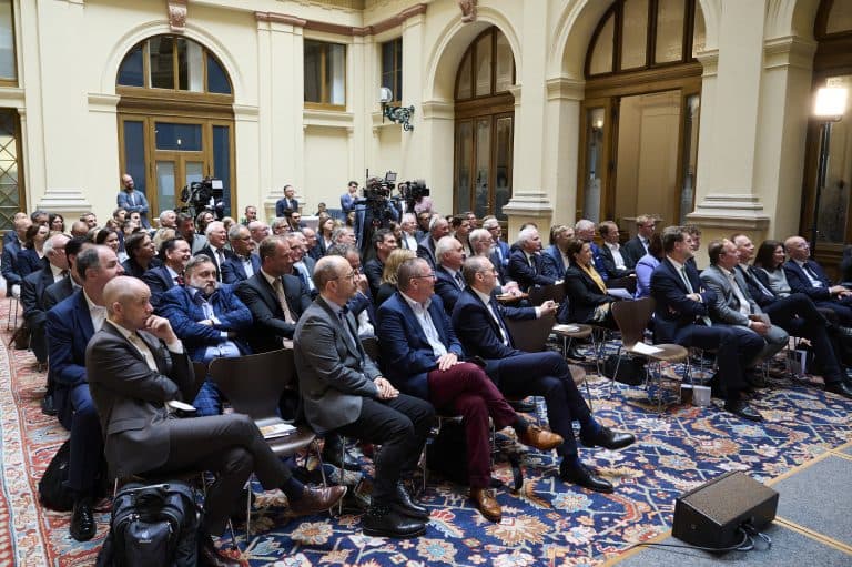Im Publikum im Palais Epstein fand sich die Creme de la Creme der Vorsorgeszene zusammen. Gesehen habe ich: Gernot Heschl (VBV), Michaela Plank (Mercer), Gerald Moritz, Heinz Bednar (EAM), Thomas Keplinger (APK), Martin Sturzlbaum (Generali), Fritz Mostböck (Erste Group), Dietmar Rupar (VÖIG), Peter Eichler (Uniqa), Andreas Csurda (Allianz PK), Stefan Pichler und viele mehr.