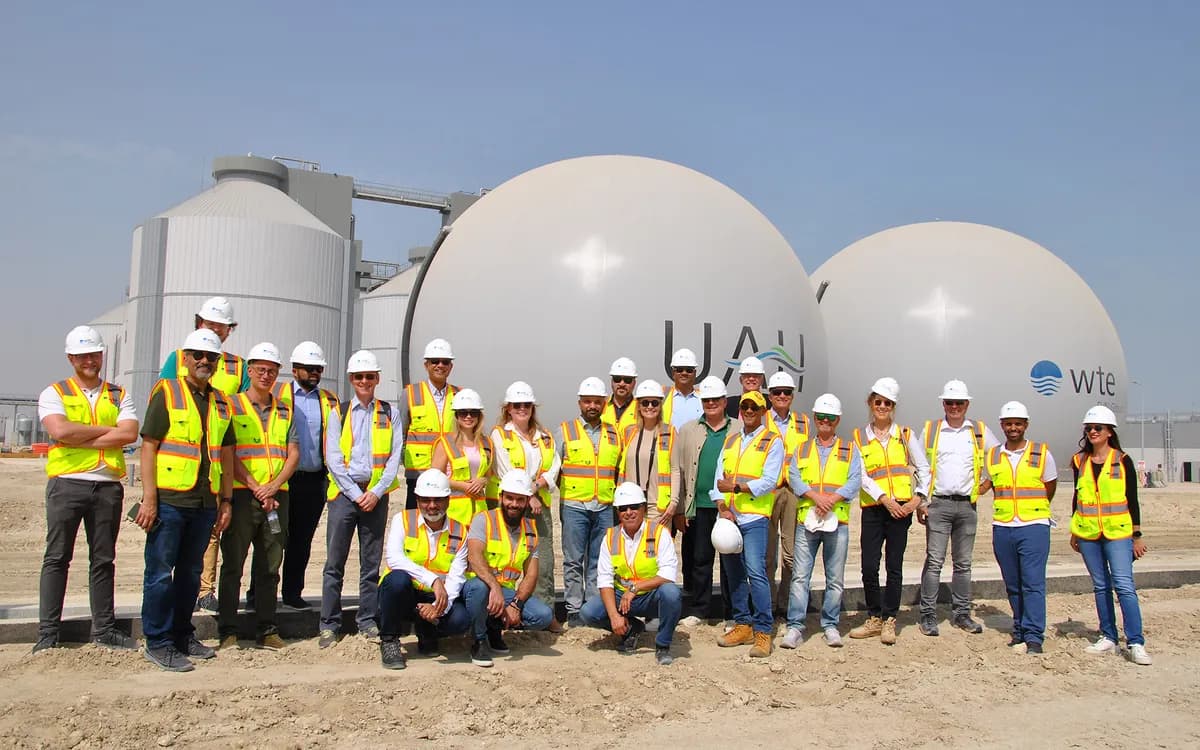 Personen im Gruppenfoto am Gelände