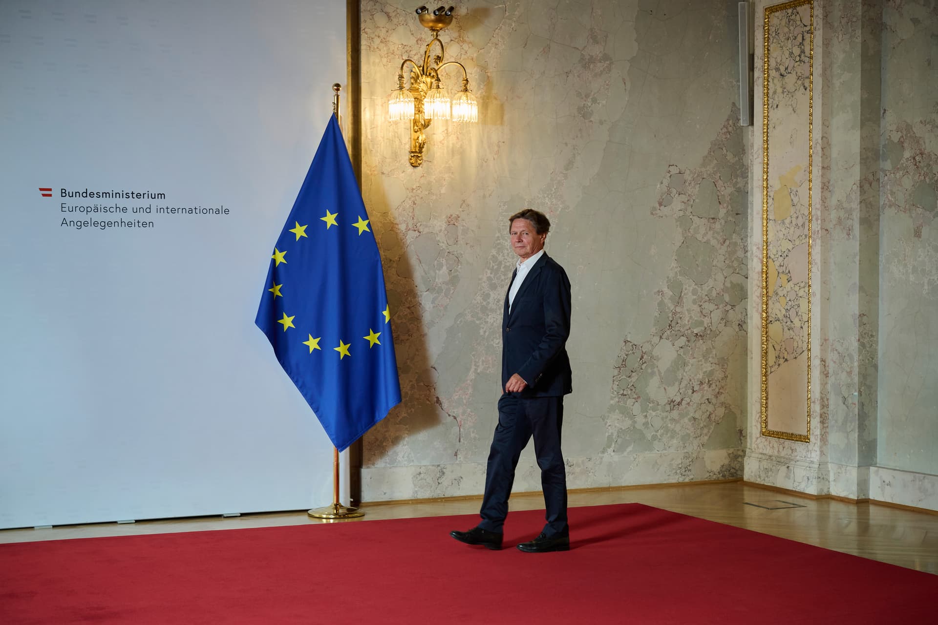 Ein Mann geht