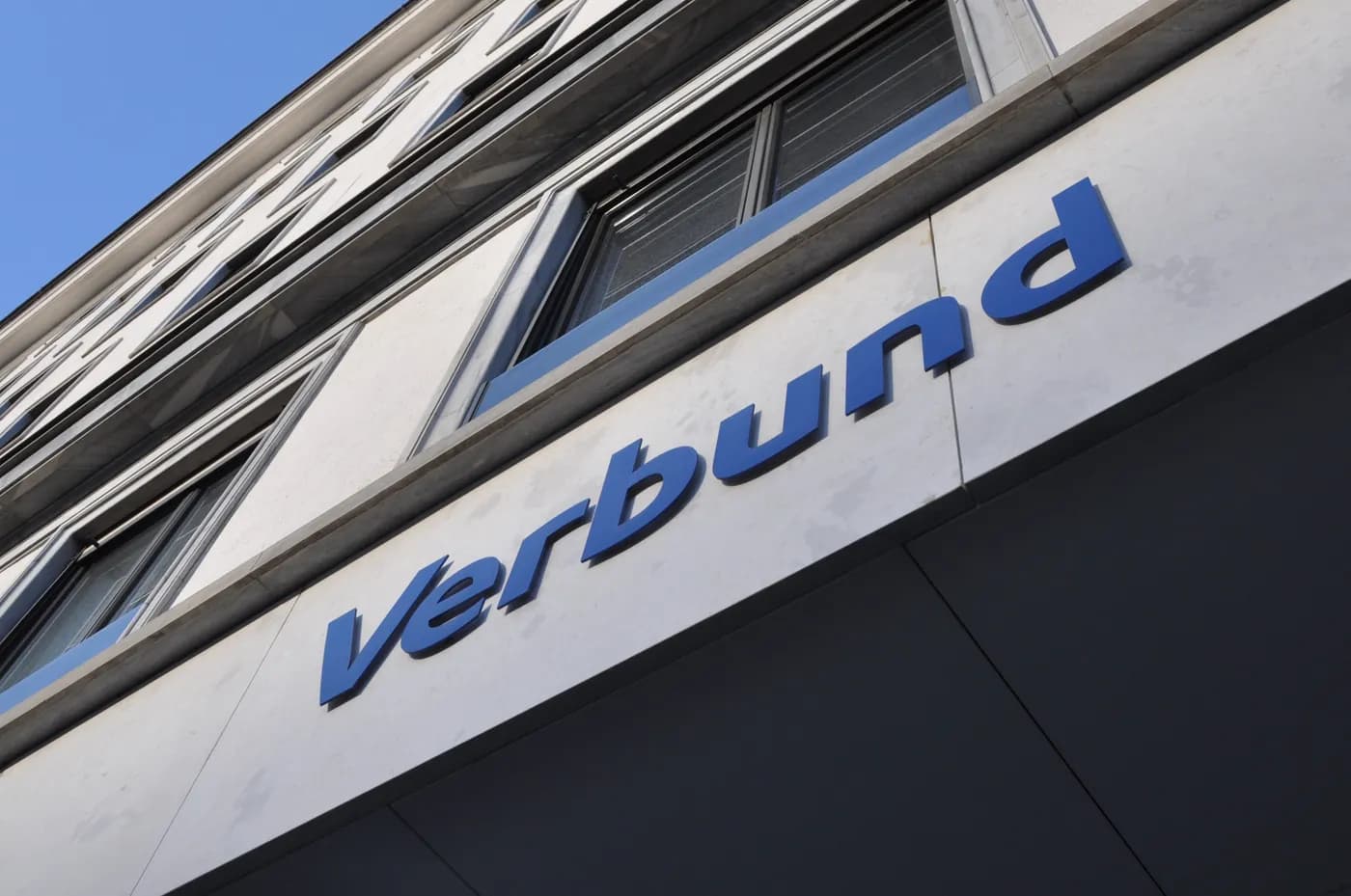 Verbund Logo auf Gebäude