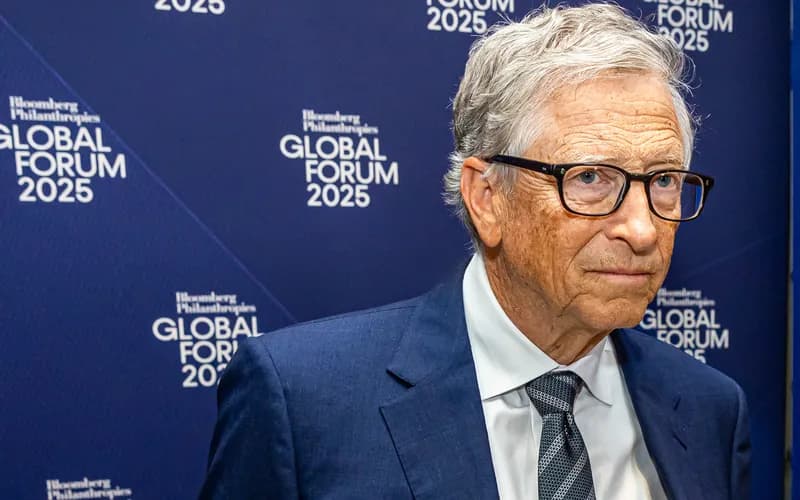 Bill Gates blick mit Brille in die Kamera