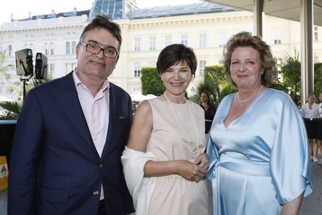 Martin Waldhäusl (CEO Management Trust Holding), RLB OÖ-Generaldirektor-Stellvertreterin und CMO Michaela Keplinger-Mitterlehner, Renate Waldhäusl-Taus