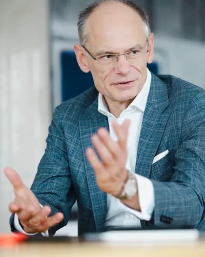 Ein schönes Porträtbild Oblins in grauem Anzug