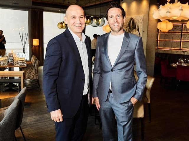 Auch Bawag-CFO Enver Sirucic glänzte mit entspannter Laune, hier siehst du ihn mit Michael Berl (Börsianer).