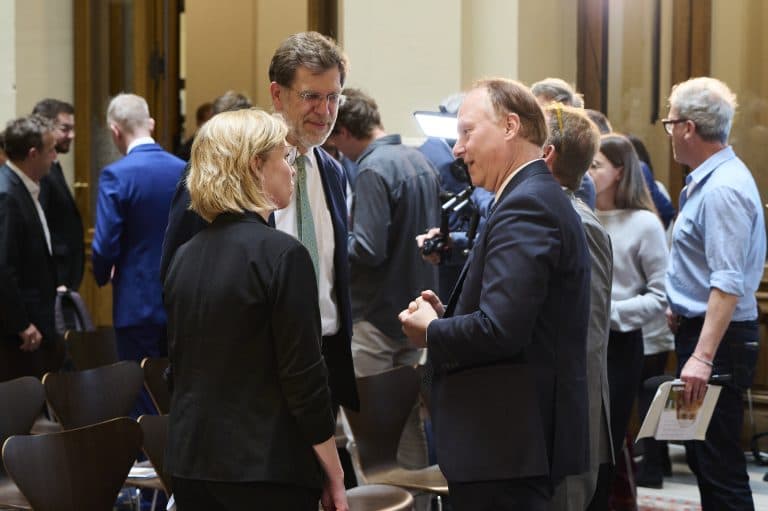 Es ist wichtig, mit der Politik, wie hier Leonore Gewessler, vernetzt zu sein, denken sich Andreas Zakostelsky (VBV) und Peter Eichler (Uniqa).