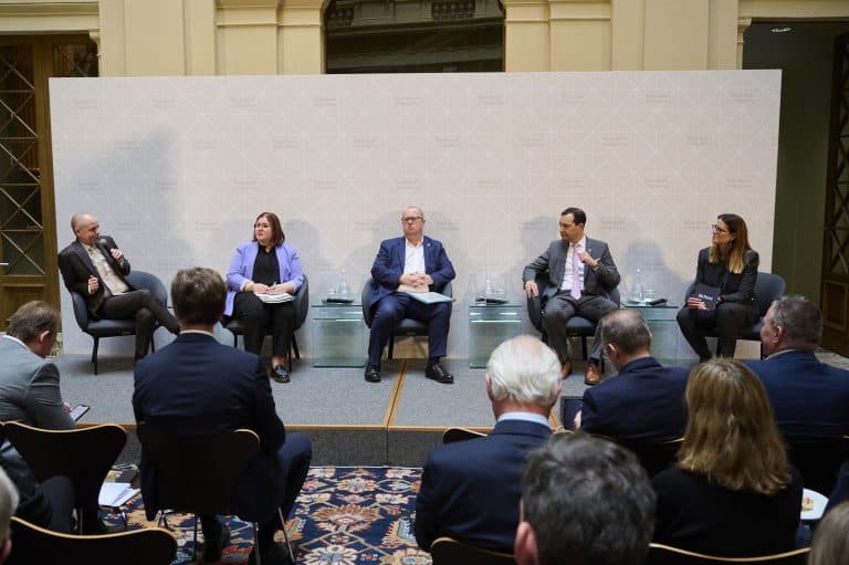 Hier hast du das Podium mit Holger Bonin (IHS), Carina Reiter (ÖVP), Hubert Fuchs (FPÖ), Gerald Loacker (Neos) und Moderatorin Hannah Kordik (Die Presse).