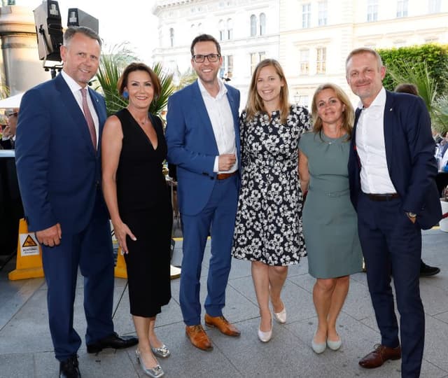 RLB OÖ-Vorstandsdirektor und COO Stefan Sandberger, Monika Sandberger (Geschäftsführerin zukunft.lehre.österreich), KEBA-CEO Christoph Knogler und Sara Knogler, Christina und Andreas Schoberleitner (KEBA-CFO)