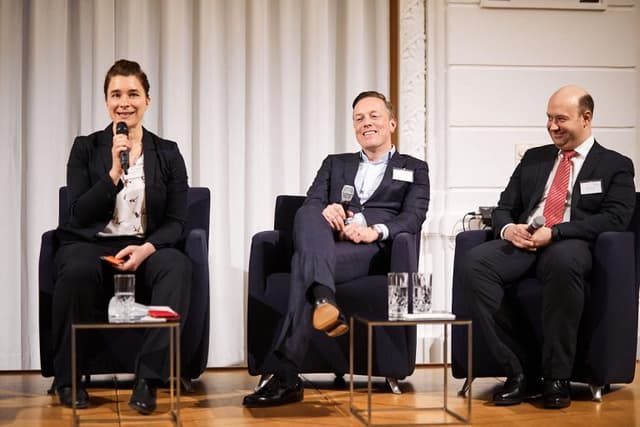 Ein kleines Späßchen ab und zu lockert die Runde auf, denkt sich Ingrid Krawarik (Börsianer). Mike Judith (DNB AM) und Bernhard Haas (Erste AM) unterhielten sich prächtig.