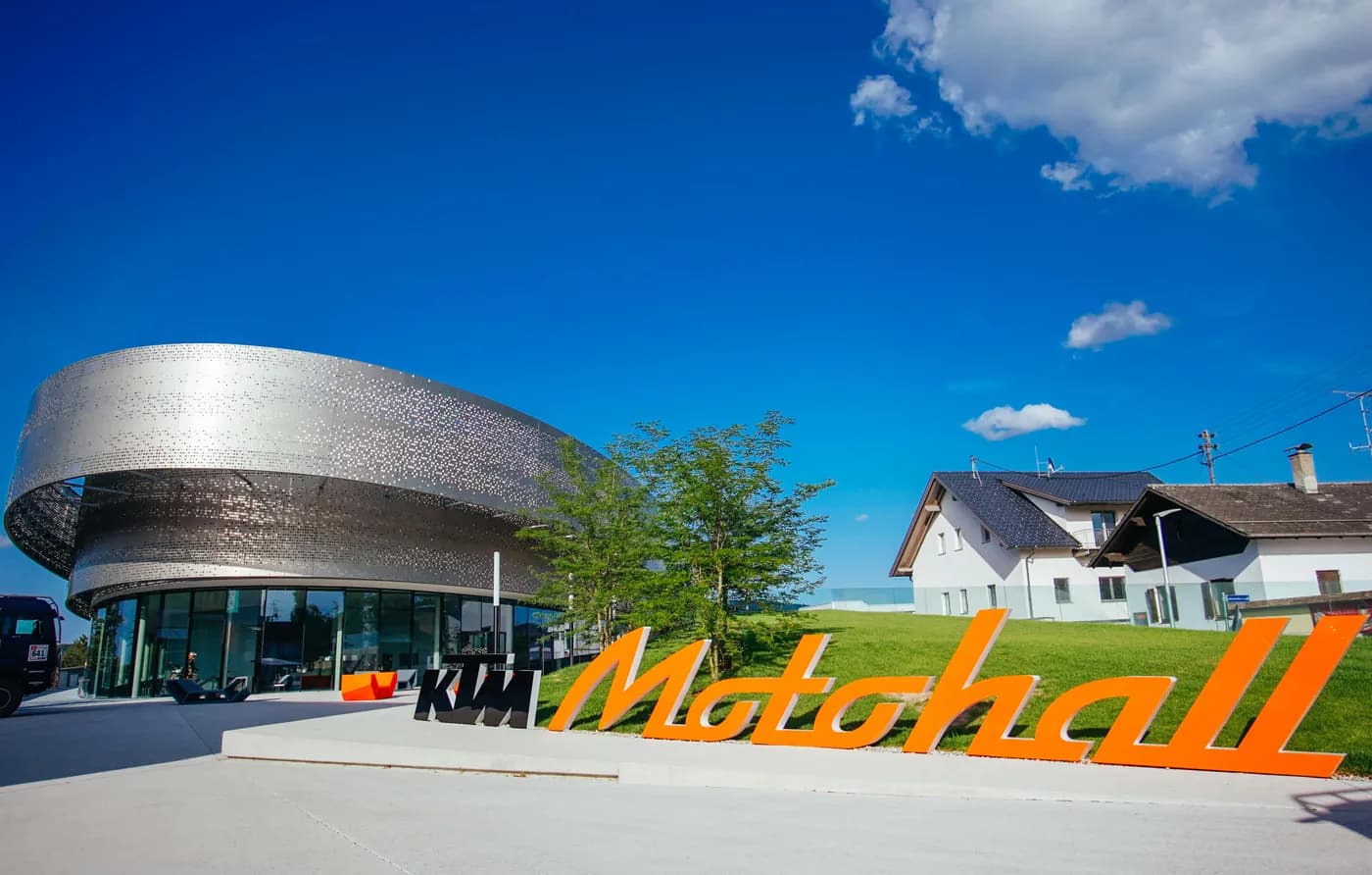 KTM Gebäude inkl. Schriftzug
