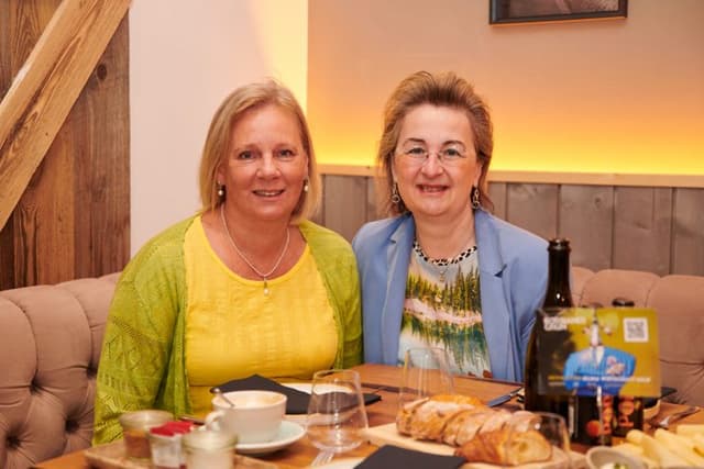 Barbara Graf-Büchl und Maria Zenker (Raiffeisen KAG) schmeckt das Frühstück.
