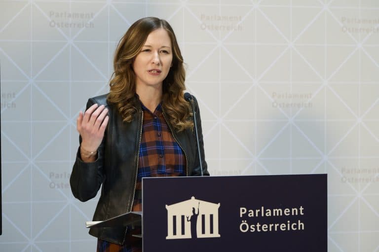 Jugend-Staatssekretärin Claudia Plakolm hielt eine passionierte Keynote und meinte, man müsse bei den Jungen "für Pensionen und Finanzbildung fördern" und, "es muss sich wieder auszahlen sich anzustrengen, um sich was aufzubauen". Sie wünscht sich ein gesundes Fundament für den Generationenvertrag.