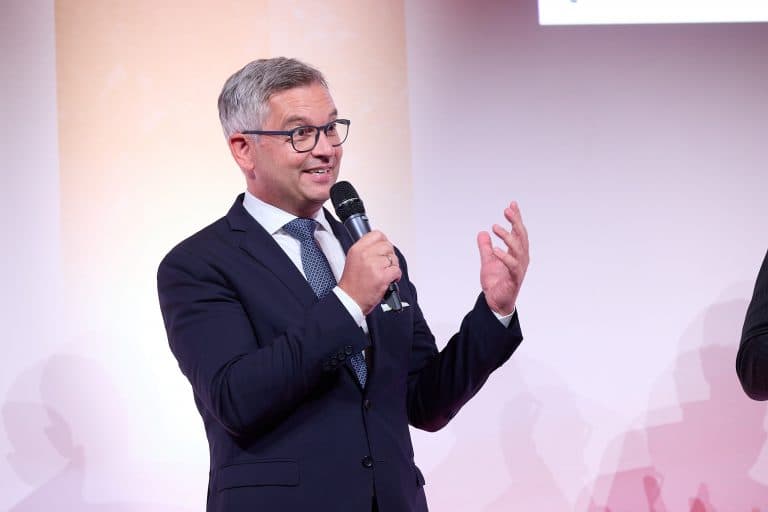 Magnus Brunner hält eine Rede