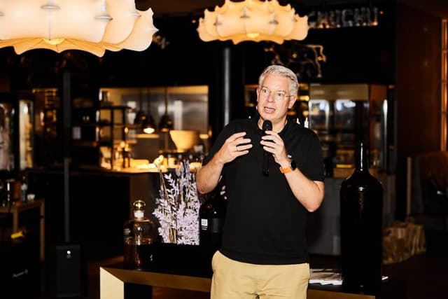 Investor Frank Thelen hatte einen Zwei-Minuten-Pitch und er nutzte ihn für das Thema Künstliche Intelligenz. Er hat mir gesagt, dass für ihn Tesla in wenigen Jahren das wertvollste Unternehmen der Welt sein wird.