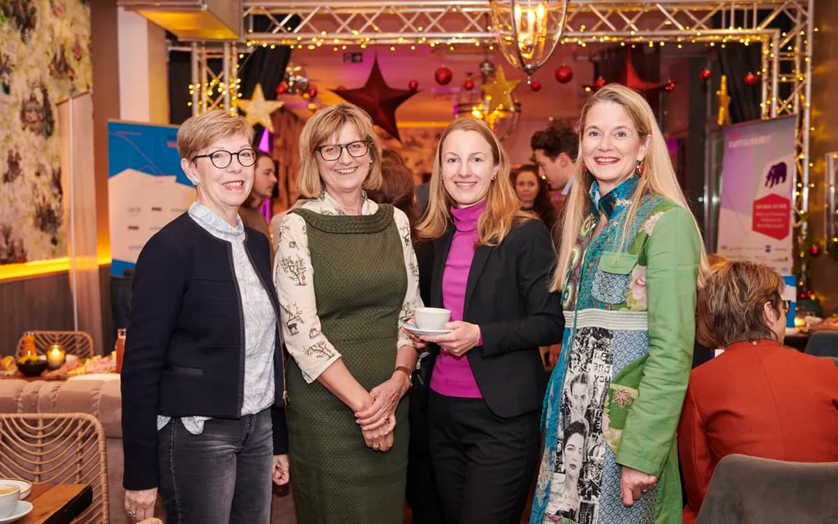 Herrlich, so ein Zusammentreffen beim Börsianer Salon! Ingeborg Bauer-Kunst posierte mit Maria Patek (war einst Ministerin für Nachhaltigkeit), Marion Swoboda-Brachvogel (Aleda) und Gerlinde Layr-Gizycki (Inamera).