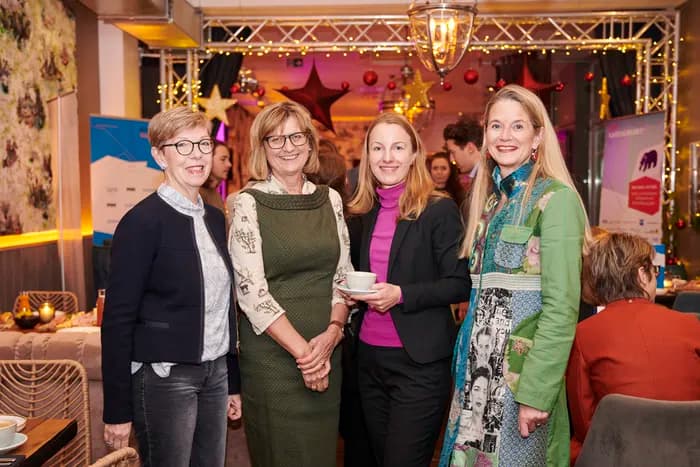 Herrlich, so ein Zusammentreffen beim Börsianer Salon! Ingeborg Bauer-Kunst posierte mit Maria Patek (war einst Ministerin für Nachhaltigkeit), Marion Swoboda-Brachvogel (Aleda) und Gerlinde Layr-Gizycki (Inamera).