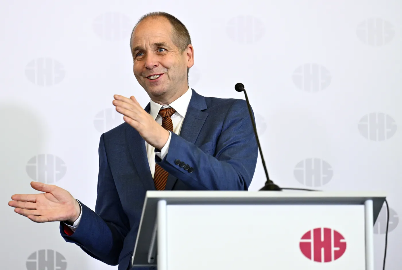 Holger Bonin im blauen Anzug lächelt in die Kamera