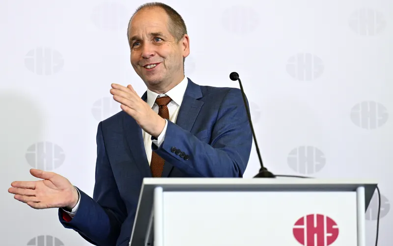 Holger Bonin im blauen Anzug lächelt in die Kamera