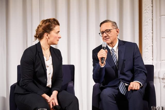 Günter Ofner (Flughafen Wien AG) erzählte vom Ausbau des Terminal Süd. Als Öbag-Aufsichtsrat bestätigte er, dass in Sachen AT&S AG (ich hatte dir berichtet) noch nichts an die Öbag herangetragen wurde.