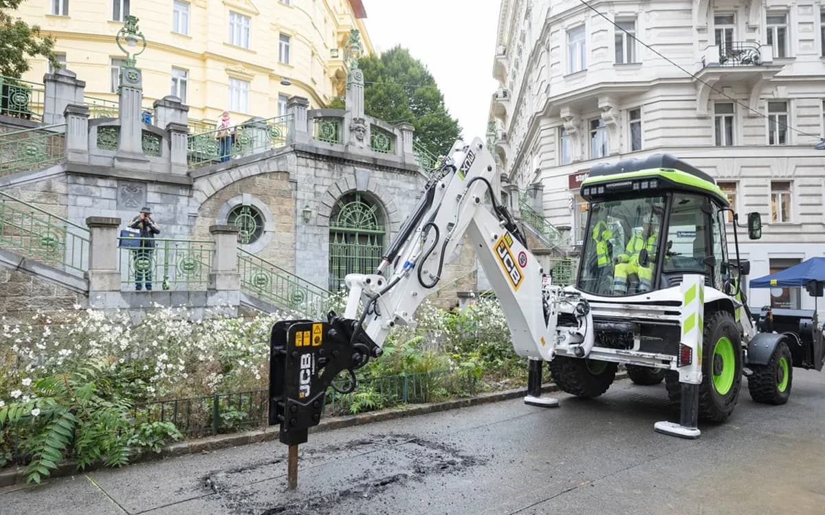 Ein Bagger reißt den Beton auf.