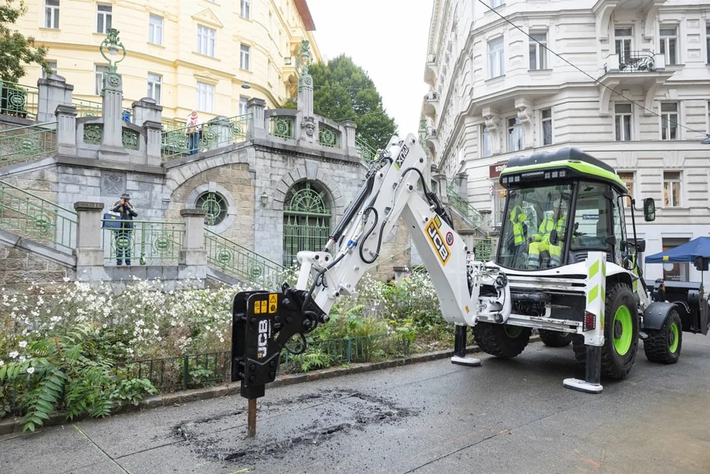Ein Bagger reißt den Beton auf.