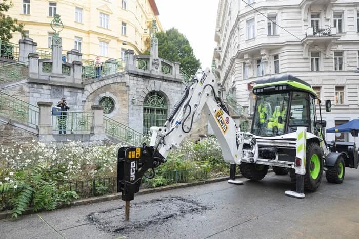 Ein Bagger reißt den Beton auf.