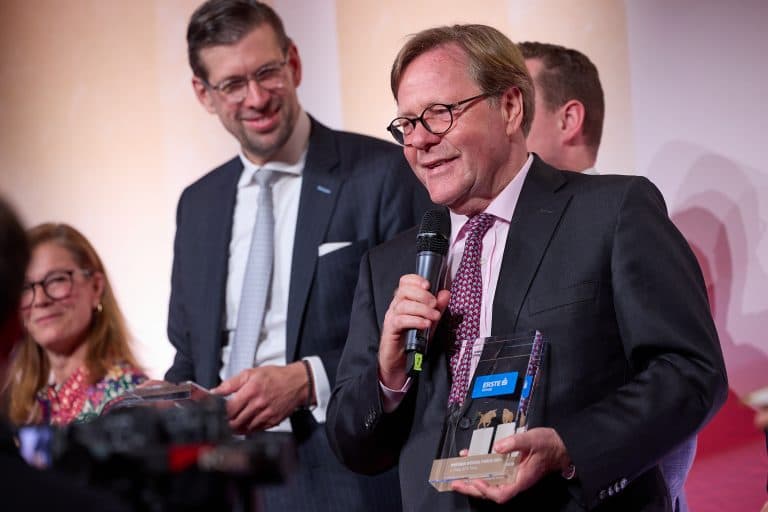 Willi Cernko erhält Preis