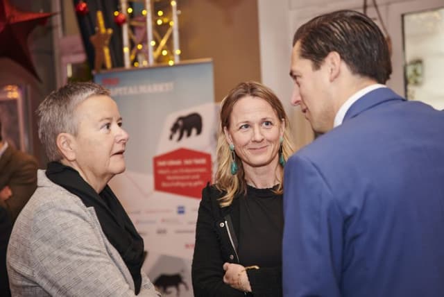 Schon bevor es losging, wurde fleißig diskutiert, hier siehst du Angelika Sommer-Hemetsberger (OeKB), Agnes Schaumann (Schaumann&Partners) im Gespräch mit Dominik Hojas (Börsianer).