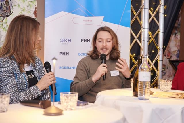 Christian Trummer (Bitpanda) erzählte aus der Praxis eines Innovationsmanagers und Programmierers. Derzeit arbeitet Bitpanda an einem KI-gestützten Wealth Coach.
