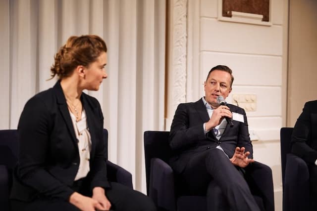 Mike Judith (DNB AM) kommt als erfahrener Tech-Investor der Hype um KI sehr gelegen, es läuft! Weniger grün sieht er für das Thema Nachhaltigkeit.