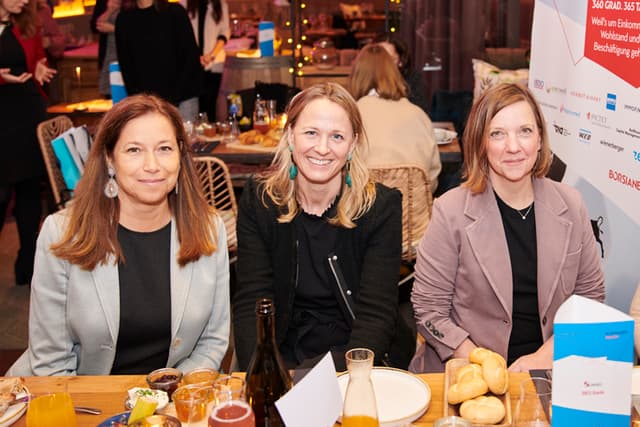 Das ist ein liebes Foto! Livia Dandrea-Böhm (A1) frühstückte gemeinsam mit Agnes Schaumann (Schaumann&Partners) und Veronika Kelsey (Stanton Chase). Es mundete!