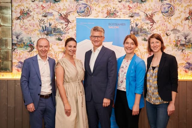 Hier habe ich das erstklassige Podium für dich: Dieter Dorazin, (Wiener Linien), Kristina Giacomelli (Sangreal Properties) Herwig Schwarz ( Strabag Real Estate, Ingrid Krawarik (Börsianer), und Theresa Mai (Wohnwagon) Gründerin und CEO Wohnwagon.
