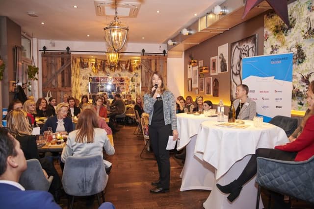 Ingrid Krawarik (Börsianer) begrüßte die zahlreichen Salon-Teilnehmerinnen. Es ging um Innovation versus Risiko beim Einsatz von Künstlicher Intelligenz.