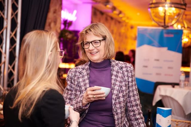 Die ehemalige Bundesministerin für Nachhaltigkeit, Maria Patek, ist ein gern gesehener Gast des Börsianer Salons. Sie bringt die gute Laune mit. Das gefällt mir!
