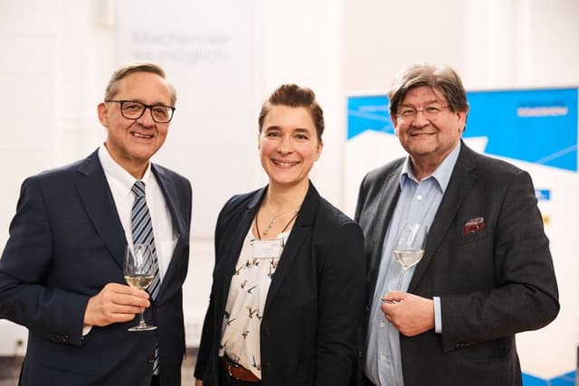Günther Ofner (Flughafen Wien AG) und Börsenlegende Stefan Zapotocky reminiszierten über ihr erstes Treffen am Kapitalmarkt Österreich. Das ist zwar schon ein Zeiterl her, aber immer noch spannend, fand Ingrid Krawarik (Börsianer).