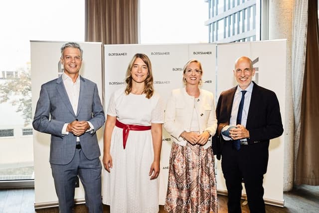 So viel gute Laune in einem Bild beschreibt den Abend "in a nutshell" wie man so schön sagt. Hier freuen sich Thomas Arnoldner (A1 Telekom Austria), Ingrid Krawarik und Valentina Stark (beide Börsianer) sowie Wirtschaftsminister Martin Kocher, der seine linke Hand noch schonen muss.
