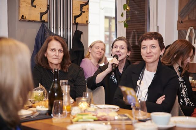 Andrea Herrmann (Wiener Börse AG) und Elisabeth Scheiring (KPMG) lauschten, als Brigitte Schwarzer (Inara) etwas genauer wissen wollte.