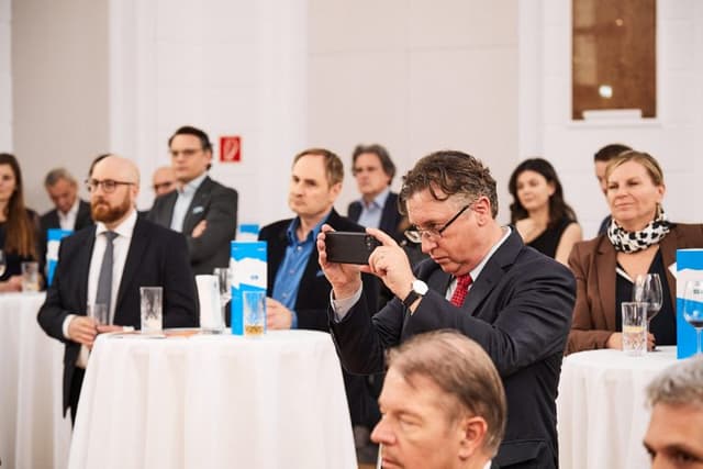 Das aufmerksame Publikum hielt, wie hier Dieter Kerschbaum (Erste AM), die Diskussion auch bildlich fest. Ein Souvenier der Börsianer Roadshow finde ich cool!